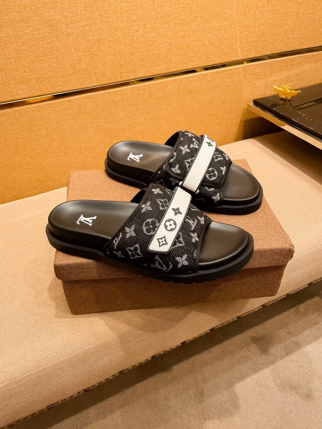 Men's men's shoes 💰 320💰 New model on the market 🔥[LV🔥 Louis Vuitton slippers] High-end 1:1 mold customization, original upgraded version of the outsole, lighter and non-slip. The top quality in the market, fashion focuses on trends, versatile and popular, simple yet tasteful, a must-have for fashionistas, exuding a fashionable and casual atmosphere, fashion is at your feet, full of confidence, the same style at the counter👍The season of spring and summer slippers is here, they are super beautiful to wear, 38-44 3⃣️colors available🔥